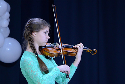 Юная скрипачка из Могилева стала победительницей театрально-инструментального этапа "Звездочет ART"