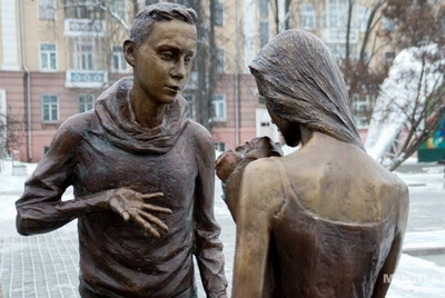 В Могилеве устанавливают скульптуру влюбленной пары. Два новых шедевра от Андрея Воробьева украсят город (видео)