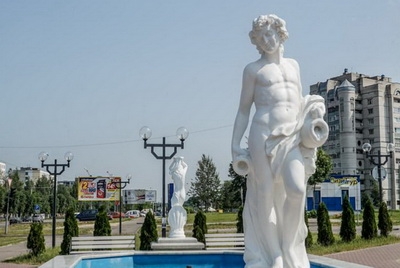 Фонтан возле ТЦ "Форум" в Могилеве дополнили статуи (Видео)