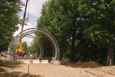 Первые арки уже установили на пешеходном мосту в районе проспекта Мира в Могилеве (Видео)
