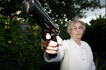 В Могилеве пенсионерка украла пистолет у спящего на улице мужчины
