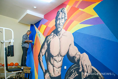 Живописные портреты украсили стены спортивного комплекса в Могилеве