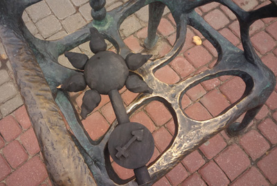 В Могилеве опять сломался стул на «Площади Звезд». Ответы на эту загадку и предупреждение для Стрельцов