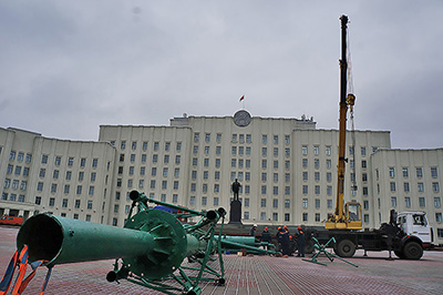 На площади Ленина в Могилеве начали устанавливать главную новогоднюю ёлку