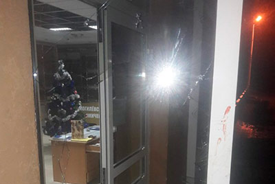Ночью в Могилеве молодой человек разбил стекло входной двери колледжа