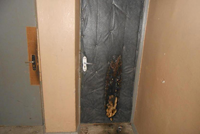 В Могилеве злоумышленники подожгли дверь квартиры