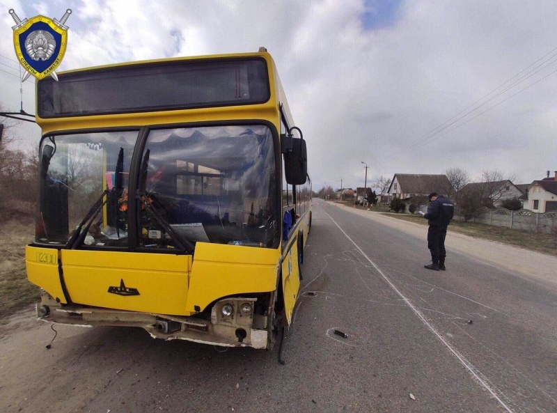 Порше Кайен столкунлся с рейсовым автобусом в Кобрине. Водитель погиб