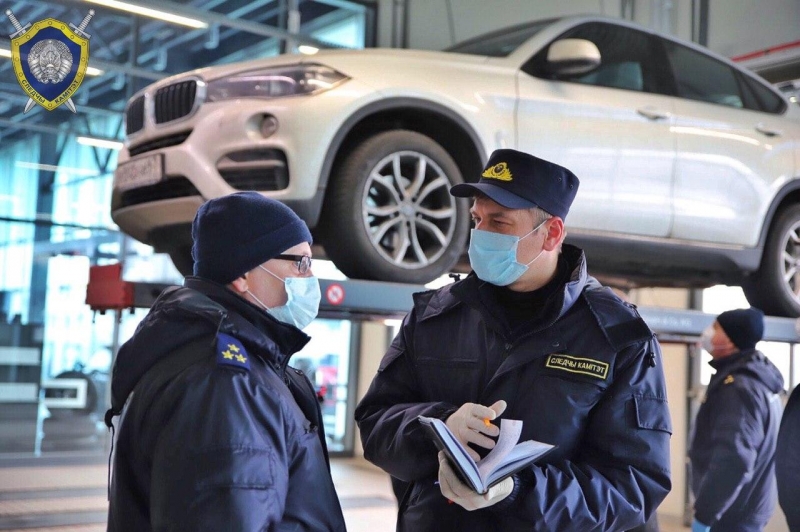 В одном из белорусских автоцентров при осмотре автомобиля обнаружили предмет, похожий на гранату