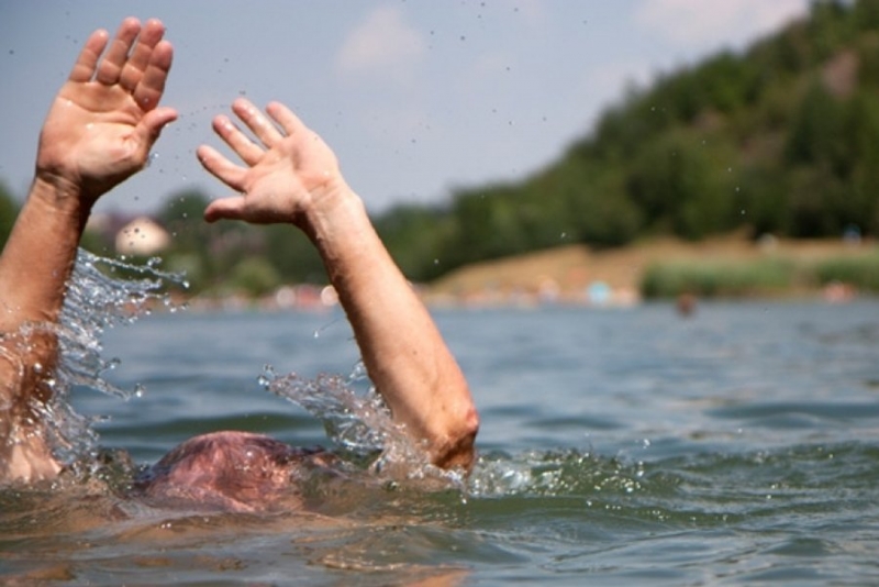 Молодой мужчина утонул при падении в воду в Могилевском районе