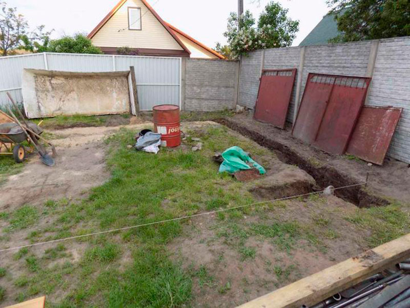 Мужчина в собственном дворе в Бобруйске нашел останки женщины в пакете