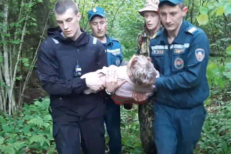 90 человек искали пропавшую в лесу Могилевского района пенсионерку, нашли и вынесли на руках