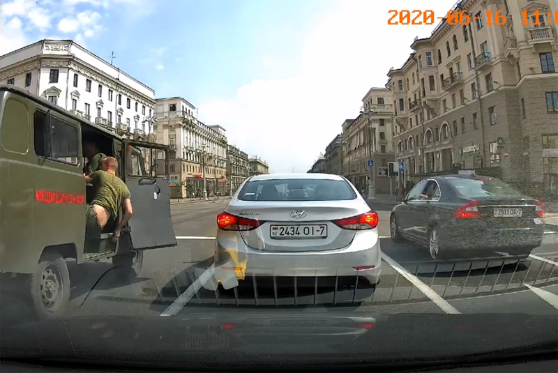 Видеофакты: в Минске утки спровоцировали ДТП, а мужчина чуть не вылетел из авто во время движения