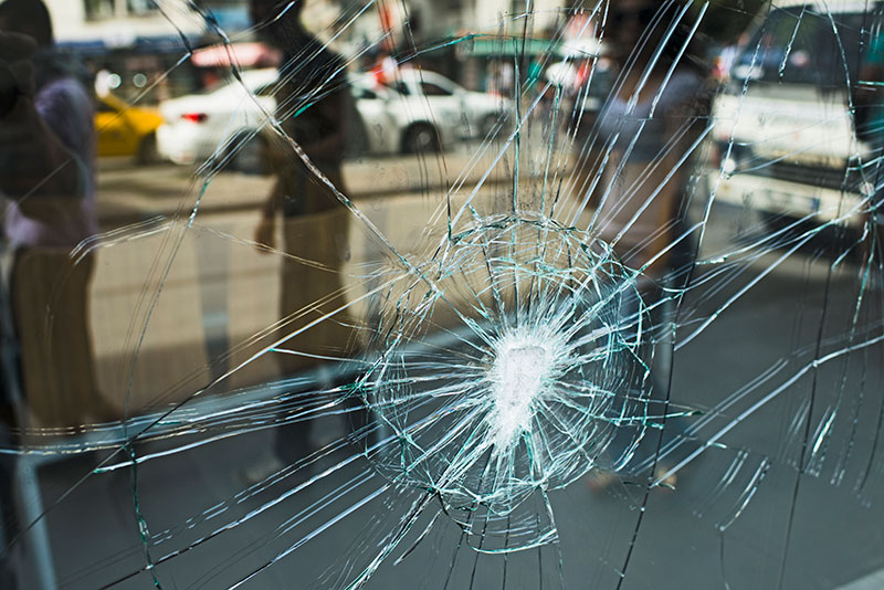 В Могилёве пьяный юноша разбил стекло в здании телерадиокомпании