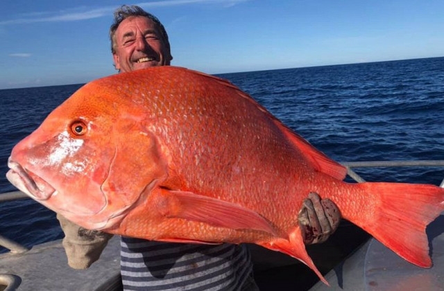 Мужчина поймал рыбу длиной 104 см