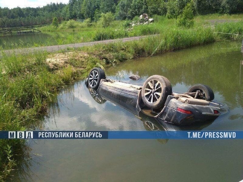 В водоеме недалеко от Бобруйска нашли машину с 4 погибшими. Двое из них сотрудники МВД