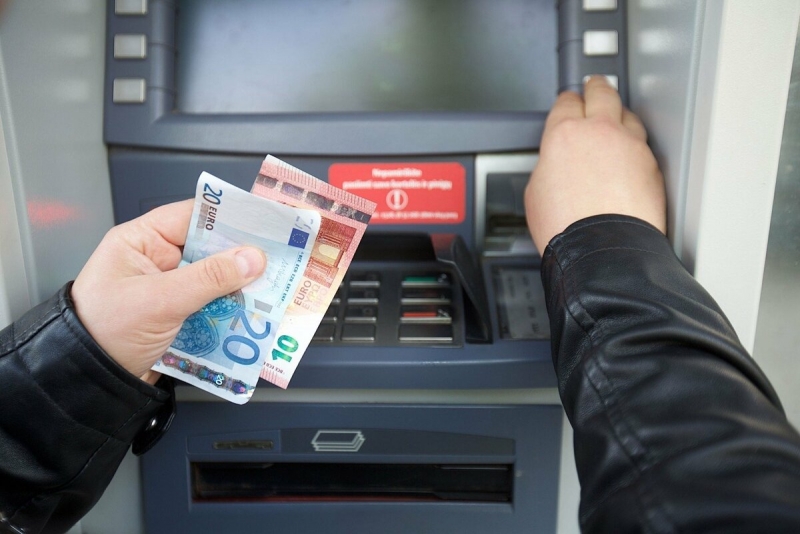 Могилевчанин забрал чужие деньги у банкомата, против него возбуждено уголовное дело