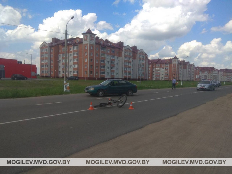 В Могилевском районе 11-летний ребенок на велосипеде врезался в автомобиль
