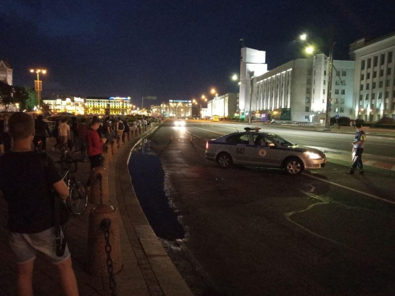 ФОТОФАКТ: в Минске перекрыли Проспект Независимости, а возле Октябрьской площади появились автозаки