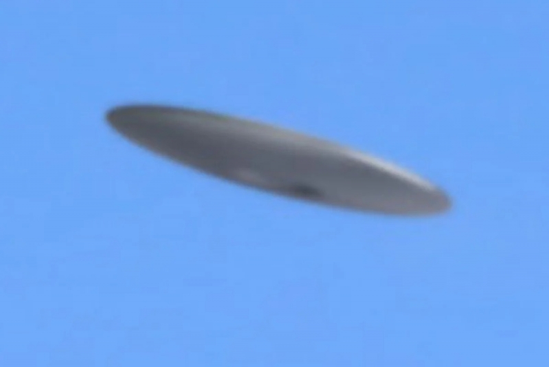 В небе над Японией сняли на видео полет НЛО