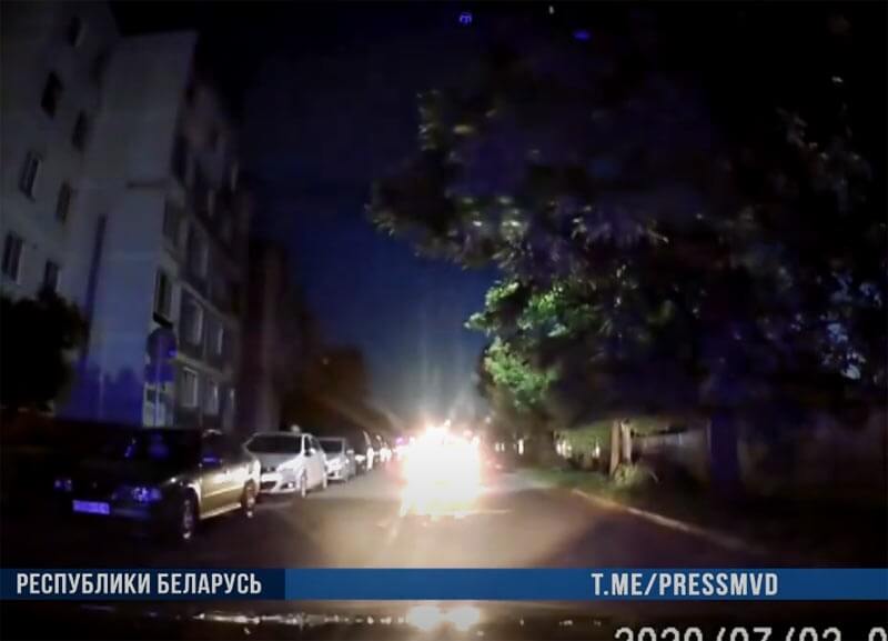 Вижу идет в лоб! Видео как в Бобруйске нарушитель совершил лобовой таран автомобиля Департамента охраны