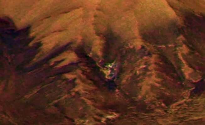 На снимках с Марса обнаружили странное рогатое существо