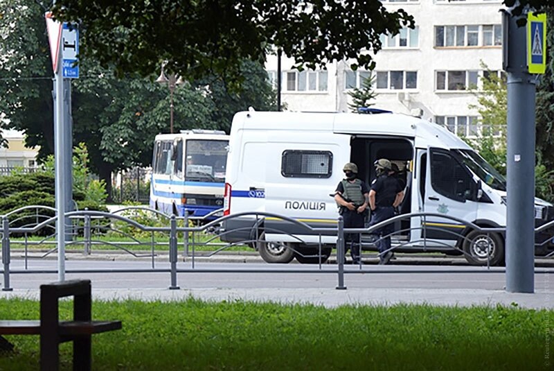 Мужчина в украинском городе Луцке захватил автобус с заложниками