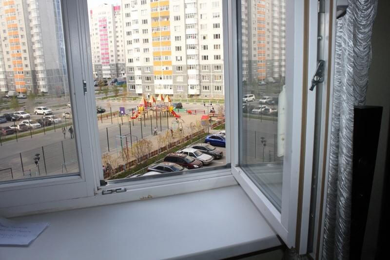 В Минском районе молодая девушка выпала из окна