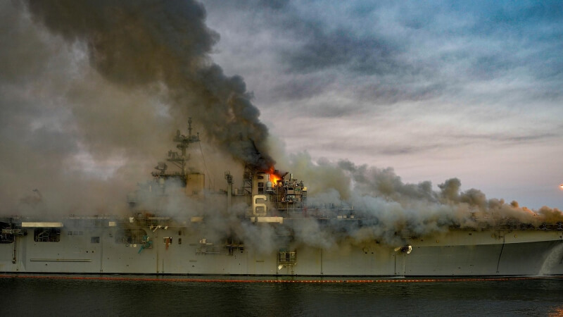 Пожар, который случился на корабле Вмс США может стать экологической катастрофой