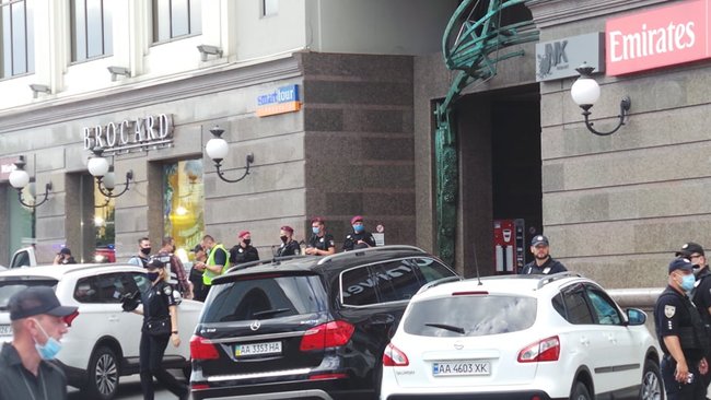 В Киеве мужчина взял заложников в банке. Что известно на данный момент?