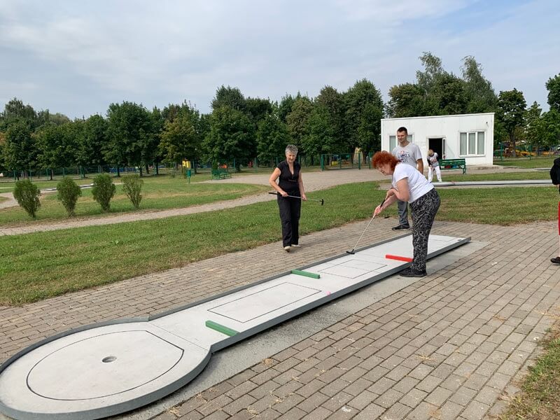 В Могилеве для пенсионеров провели занятие по мини-гольфу с элементами мастер-класса
