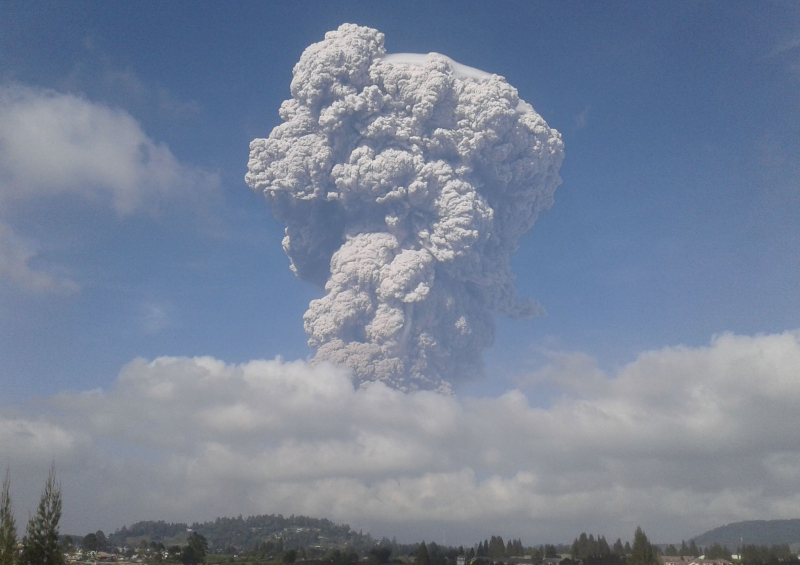 В Индонезии взорвался вулкан: столб дыма поднялся на километры (фото)
