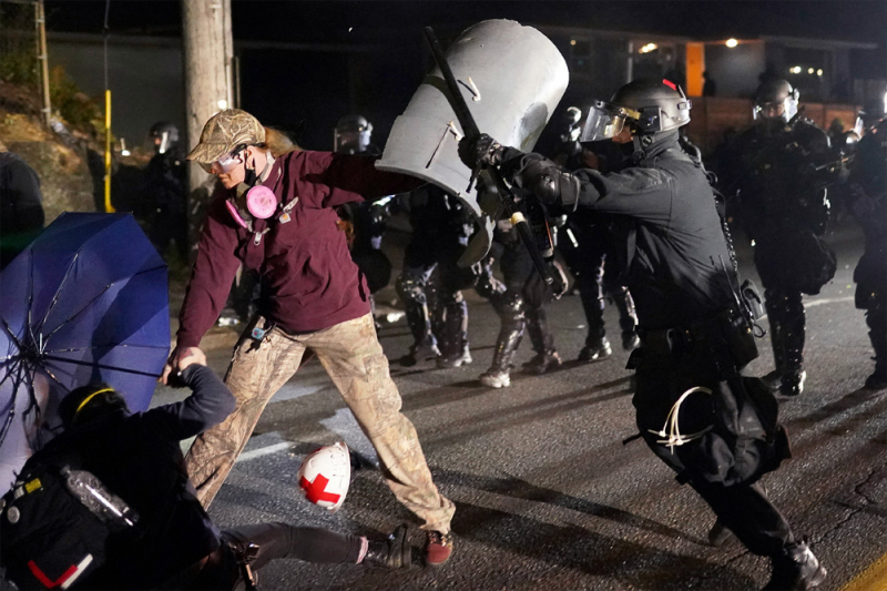 В США протестующие подожгли здание полиции