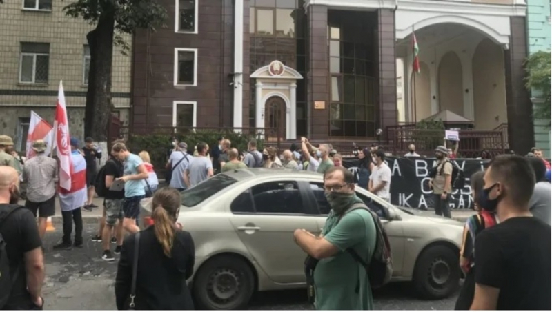 Задержание у посольства Беларуси в Киеве: полиция составила пять админпротоколов на участников акции