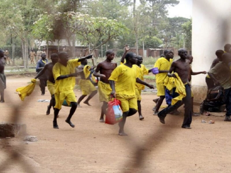 В Уганде более 200 голых заключенных сбежали из тюрьмы