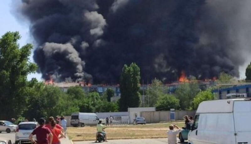 В России продолжился пожар на военном складе: частота взрывов возросла до трех в минуту. Фото