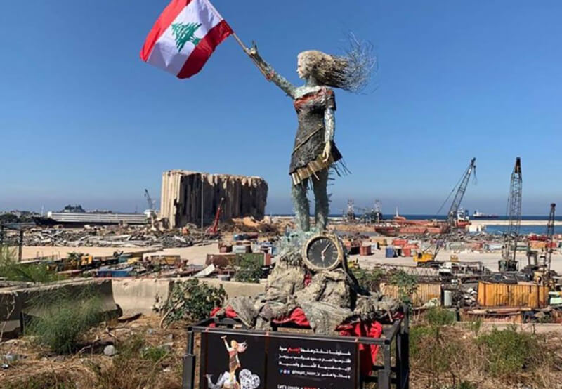 В порту Бейрута установили статую из обломков от взрыва