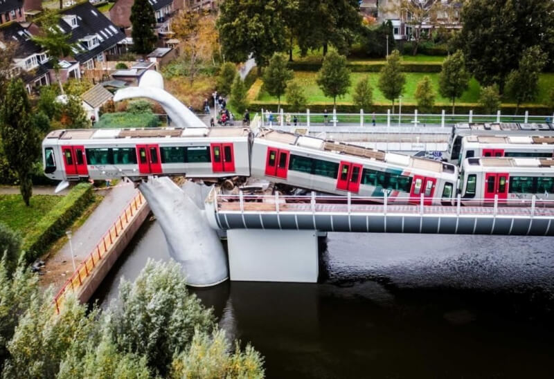 В Нидерландах сняли вагон метро, ​​который вылетел за ограждение и застрял на скульптуре (Видео)