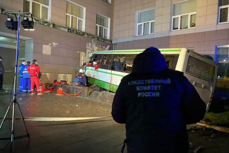 В России рейсовый автобус въехал в стену университета: есть погибшие и раненые (фото, видео)