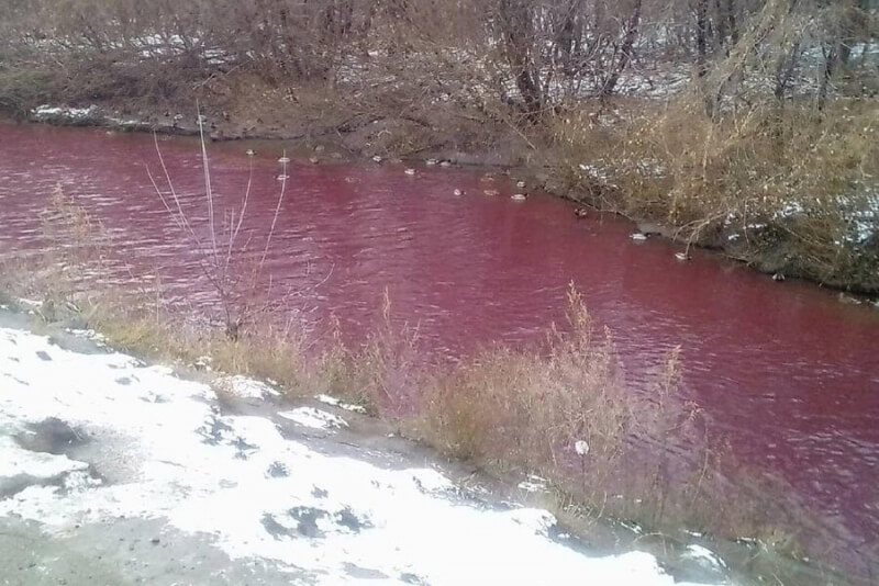 В Кемерово назвали причины покраснения реки