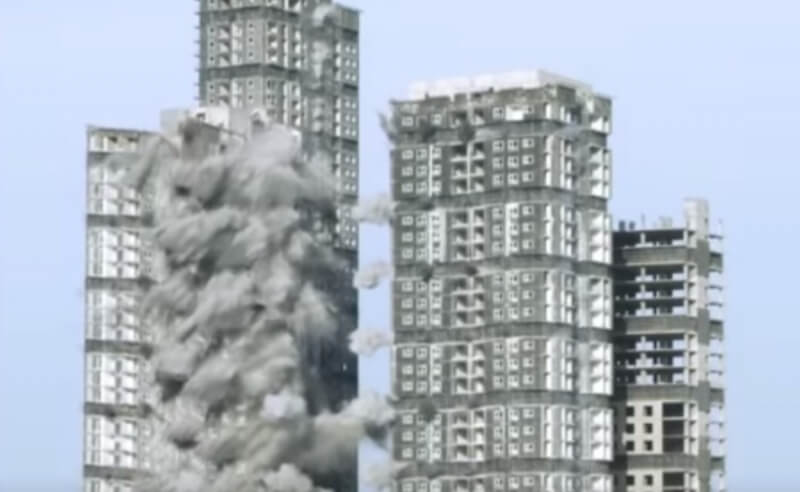 В ОАЭ взорвали сразу четыре небоскреба и установили рекорд: видео
