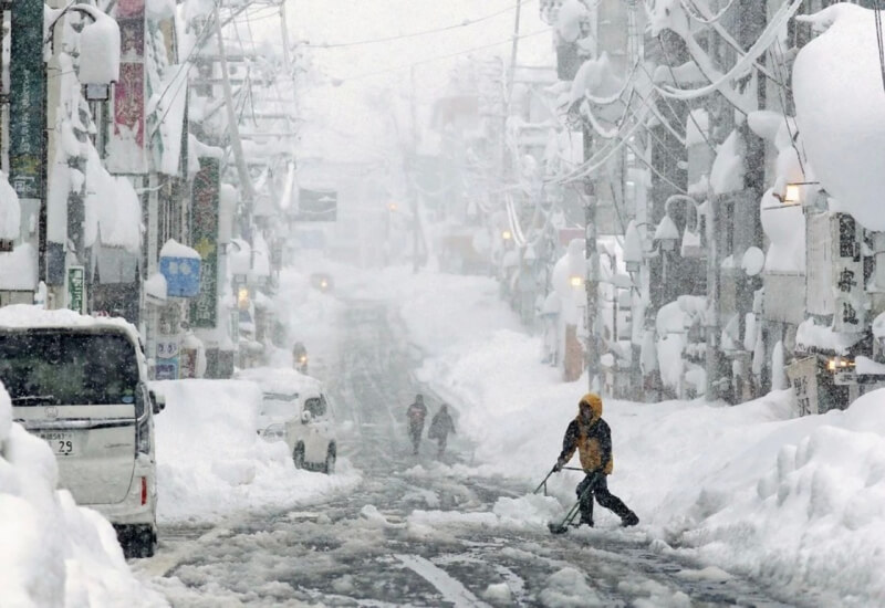 В Японии число жертв снегопадов выросло до восьми (ВИДЕО)