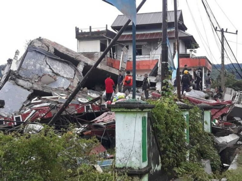 Разрушительное землетрясение в Индонезии унесло десятки жизней