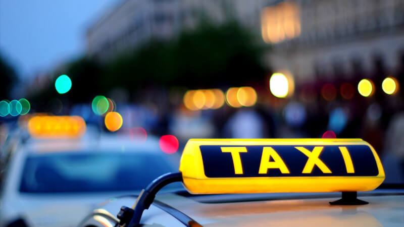 Могилевский таксист присвоил кошелек клиента, в котором было больше 2,6 тысяч долларов