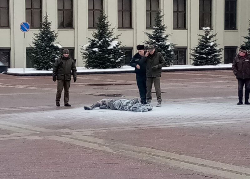 На месте самоподжога в Минске прямо сейчас работают следователи МВД и ГКСЭ