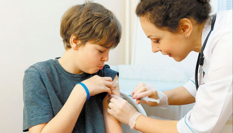 Израильские подростки проходят вакцинацию от COVID-19