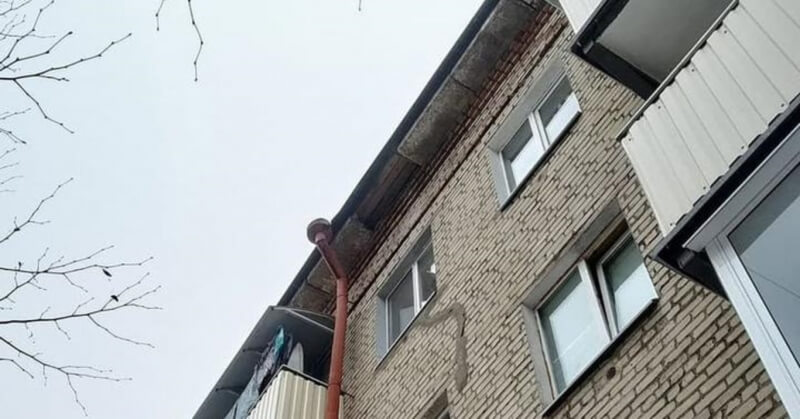 В Бобруйске частично обрушился карниз жилого дома
