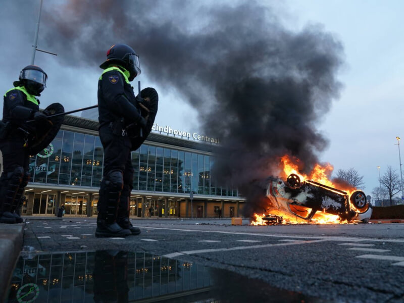 Беспорядки в Нидерландах: митингующие громят магазины, бросают камни и жгут машины (Видео)