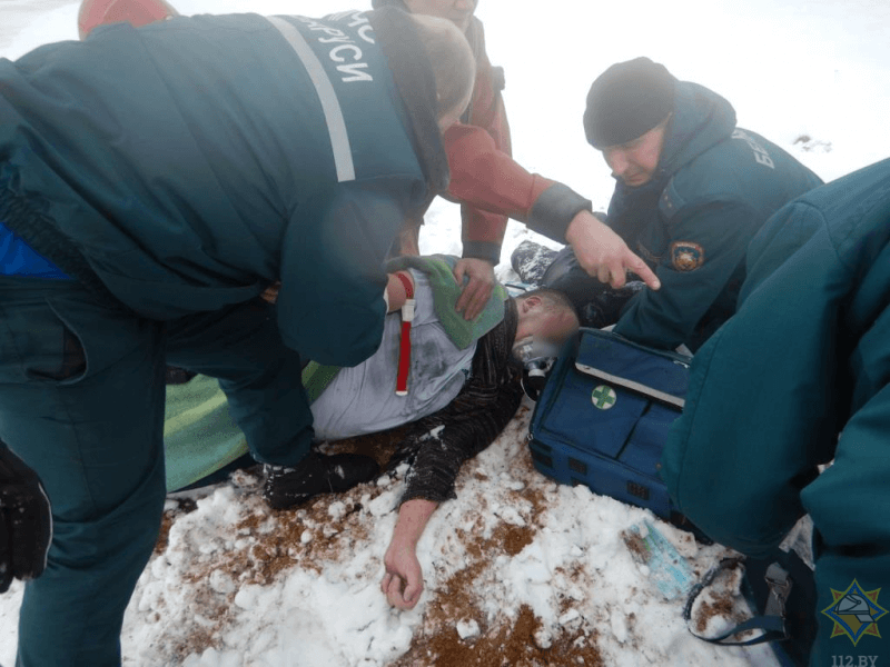 В Могилеве мужчина провалился под лед (Видео)