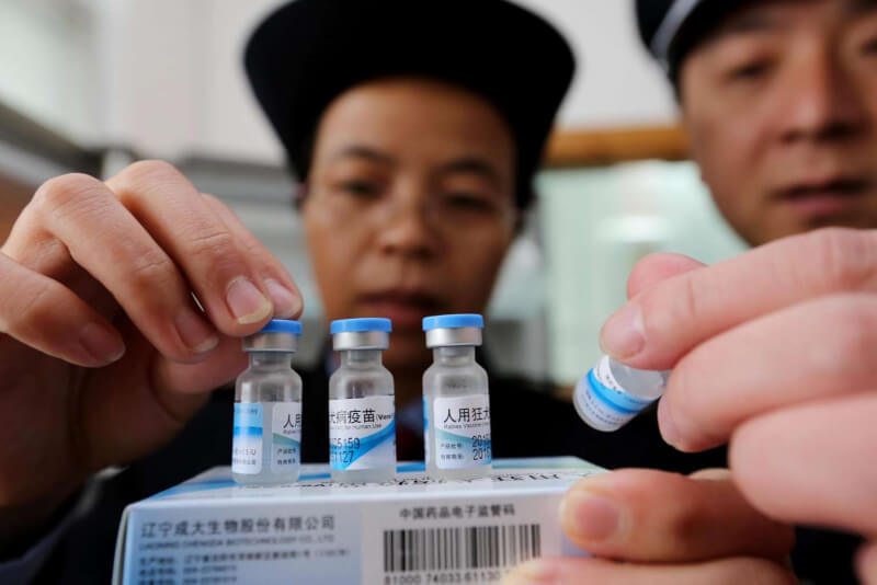 В Китае подделывали вакцину от COVID-19: задержаны более 80 человек, изъяты тысячи доз фальсификата