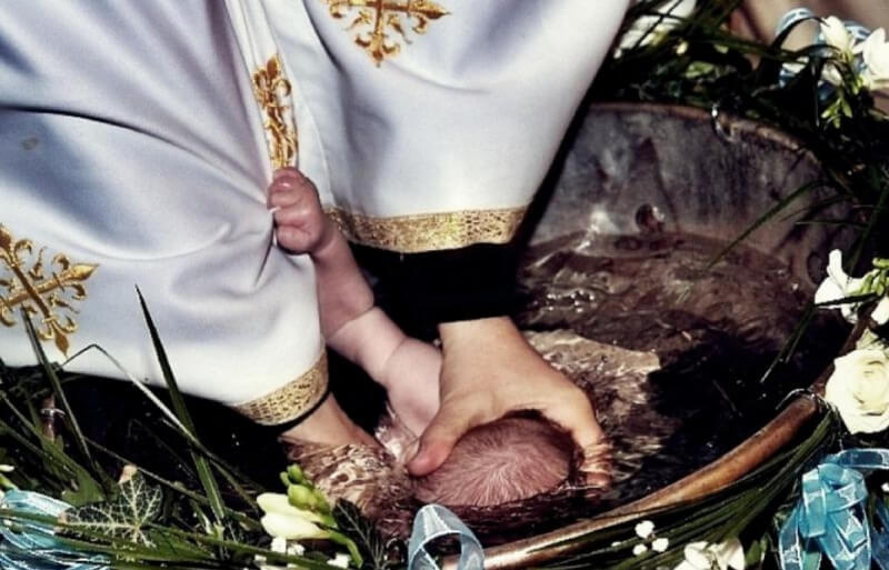 В Румынии священник случайно утопил младенца во время крещения
